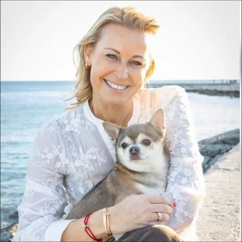 Kelly met haar chihuahua op haar arm aan de zee